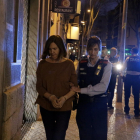 La mare de Girona torna al pis emmanillada