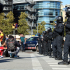 Imagen de un cordón de Mossos d'Esquadra ante la concentración de estudiantes que ha cortado la plaza Espanya el 16 de octubre