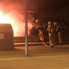 Imagen de los Bomberos apagando el fuego que ha afectado a cinco vehículos en la Canonja.