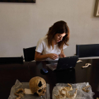 Marta Yustos, col.laboradora de l'IPHES, estudiant les restes de la Cova del Buldó al Museu d'Arqueologia Salvador Vilaseca, a Reus.