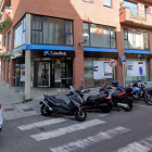 Imagen de las oficinas de CaixaBank en la calle Sant Joan del barrio tarraconense del Serrallo.