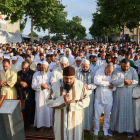 La important afluència va fer tallar el carrer Tolerància i col·locar catifes a l'exterior d'As-sunnah.