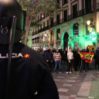 Plano general de la contramanifestación de ultranacionalistas españoles cerca de la Puerta del Sol con uno antidisturbios.