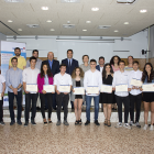 Fotografia de família dels guardonats amb el 7è Premi Messer a estudiants d'enginyeria química i d'enginyeria de bioprocesos alimentaris.