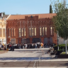 Imagen de los estudiantes delante de el rectorado de la URV.