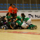 Les jugadores del Cerdanyola celebrant el passi a la final.