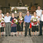 La concejala de Servicios Sociales, Maria Roca, y el alcade, Robert Figueras, con algunos de los homenajeados.