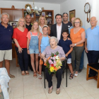 Fotografía de familia de los asistentes al homenaje a la centenaria, en el cual asistió el alcalde Joan Maria Sardà.