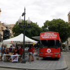 Plano general del autobús de Òmnium en la Rambla Nova de Tarragona el 20 de agosto del 2019
