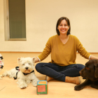 Raquel Luna amb els gossos de teràpia Lolo i Mel, al Centre Cívic i Cultural El Colomí de Vila-seca.