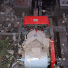 Uno de los motores con el cemento vertido encima.