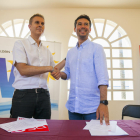 Kenneth Martínez (PSC) y Seve Galván (AVP-FIC) durante la firma del acuerdo.