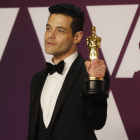 Rami Malek muestra su Óscar como mejor actor por su papel de Freddie Mercury en 'Bohemian Rapsody'.