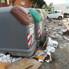 Mobles, portes i restes de deixalles i escombraries al costat d'un contenedor de Bonavista, el diumenge passat.