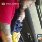 Imatge publicada pel noi a les xarxes socials on se'l veu conduint un vehicle amb el nadó a la falda.