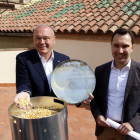 El alcalde de Reus, Carles Pellicer, y el concejal de Medio Ambiente, Daniel Rubio, al lado de un dispensador de pienso anticonceptivo para palomas que, durante unos días, tirará maíz.