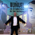 Fotografia d'arxiu del director català Salvador Simó davant d'un cartell de la seva película 'Buñuel en el laberinto de las tortugas'.