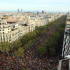 Decenas de miles de personas se manifiestan en Passeig de Gràcia.