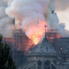 Vista de l'incendi que ha afectat a la catedral de Nôtre Dame.
