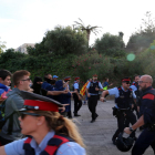 Pla general del moment d'enfrontament dels manifestants amb els agents i antidisturbis dels Mossos a l'entrada del peatge de l'Ampolla. Imatge del 18 d'octubre del 2019 (horitzontal)
