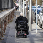 Imagen de archivo de una persona circulando por la calle con una silla eléctrica.