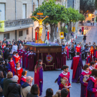 El Viacrucis de Dilluns Sant va iniciar-se al Portal del Carro i va visitar diferents punts del barri.