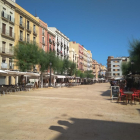 Les terrasses de la plaça de la Font van ser les primeres a rebre per part del nou Ajuntament.