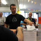 Un votant diposita la seva papereta a Sabadell en les eleccions generals de 2016.