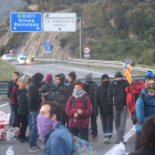 Pla mitjà dels manifestants ocupant l'autopista AP7 aquest dissabte.