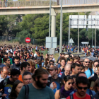 Pla obert de centenars de persones caminant per l'A-7 a Tarragona amb motiu de la jornada de vaga general del 18 d'octubre del 2019