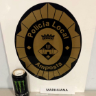 Pla general de la marihuana, llauna de refresc modificada i els diners decomissats per la policia local d'Amposta.