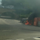 Imatge del cotxe en flames a Cunit.