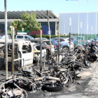 Las motos y los vehículos calcinados por el incendio en el aparcamiento de la T2 del Aeropuerto del Prat.
