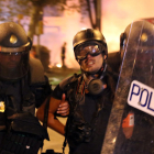 La Policía Nacional se lleva detenido y esposado por la espalda al fotoperiodista de El País Albert Garcia en la plaza Urquinaona de Barcelona.