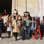 La Bóta, el Ninot y la Ninota delante de la puerta del Ayuntamiento.