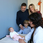 Pla mitjà de la família de la petita Maria amb la doctora Geòrgia Sarquella el 26 de febrer de 2019.