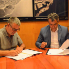 L'alcalde de Tarragona, Pau Ricomà, i el director de BASF a Tarragona, Rodrigo Cannaval, en la signatura del conveni.