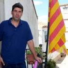 Xavier Gràcia, alcalde de Gratallops, en el balcón del ayuntamiento con la bandera en el lado.