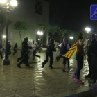 Plan|Plano general de agentes de la Policía Nacional al inicio de las cargas policiales en la cuarta noche de disturbios en Tarragona. Imagen del 19 de octubre del 2019 (Horizontal).