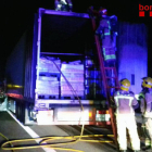 Imatge dels Bombers treballant en l'extinció del foc que ha cremat un camió a Mont-roig.
