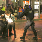 Imagen de archivo de una detención realizada por los Mossos d'Esquadra la semana pasada en Tarragona durante disturbios por la noche.