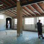 Personas recorriendo el interior de un antiguo inmueble del centro histórico de Valls que se integrará en una promocíó de viviendas sociales gestionadas por la cooperativa La Titaranya.