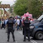 Agents de la Policia Nacional vigilant un dels actes de Setmana Santa a Sevilla.