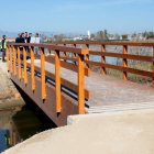 Pla general d'un pont de fusta del camí de guarda costanera per salvar un desguàs a la zona de Poble Nou del Delta.