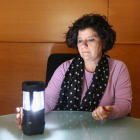 La concejala de Bienestar Social, Montserrat Vilella, con una de las 12 linternas que se han adquirido.