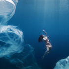 Un fotograma del vídeo de la nueva campaña de verano de Estrella Damm, que quiere incidir en la protección del mar Mediterráneo.