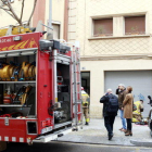 Un vehicle dels Bombers davant l'edifici on tres persones han perdut la vida en l'incendi d'un pis, a l'Hospitalet de Llobregat.