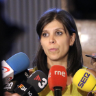 La portaveu d'ERC, Marta Vilalta, atén la premsa als passadissos del Parlament.