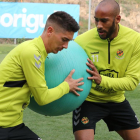 El jugador del filial Sergio Montero i José Kanté, entrenant.