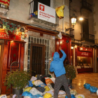 Centenars de persones van llençar bosses de brossa davant el local socialista a la plaça del Castell